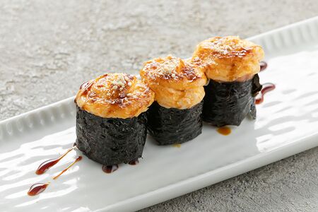 Запеченные суши с крабом (1 шт.)