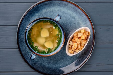 Бульон с перепелиным яйцом