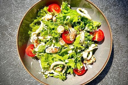 Теплый салат с морепродуктами