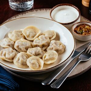Пельмени с бараниной и томатным соусом