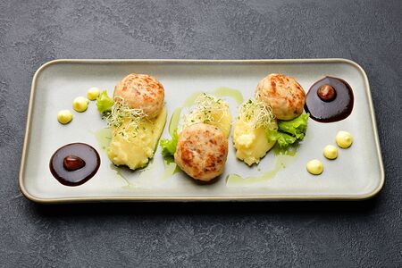 Котлетки из лосося и окуня