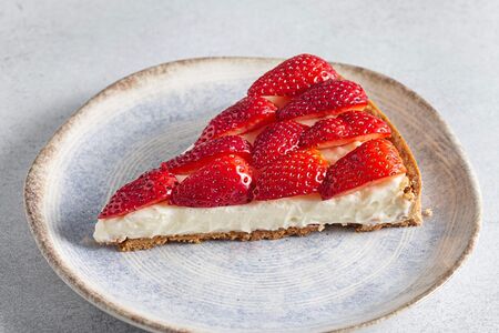 Тарт с клубникой (кусок)