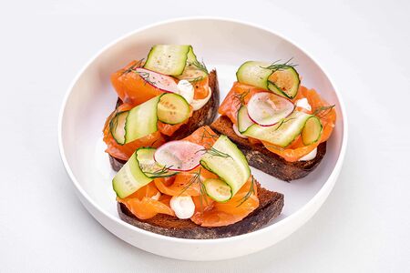 Ржаной хлеб, лосось, свежий огурец