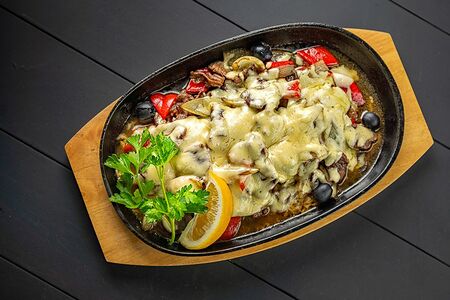 Баранина с грибами на сковородке