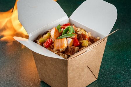 Тяхан с лососем и овощами