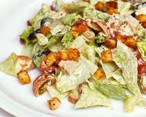 Салат Цезарь с курицей