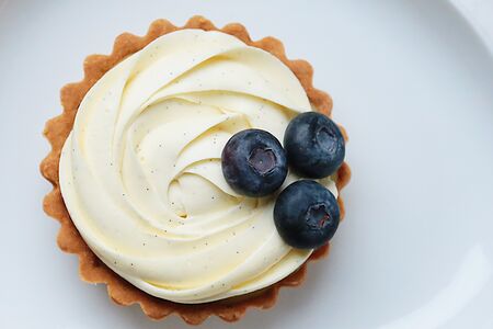 Тарт лимонный с голубикой