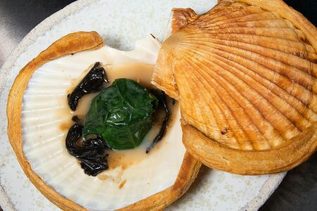 Запеченный морской гребешок со шпинатом