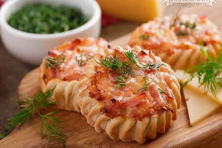 Перепечки с ветчиной и сыром