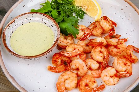 Тигровые креветки, жаренные с чесноком