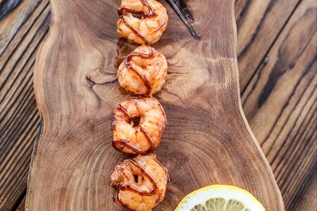 Шашлык из креветок на шпажках