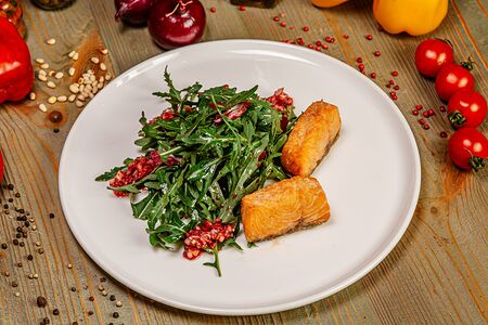 Салат с семгой с соусом унаги