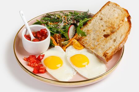 Яичница со спелыми томатами