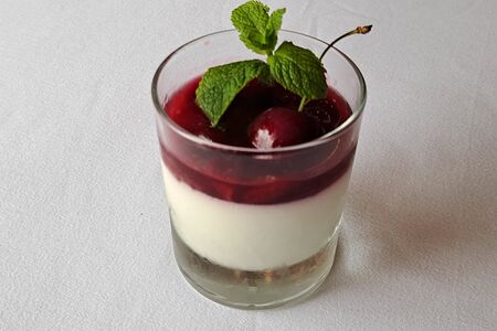 Панна-котта с черешней