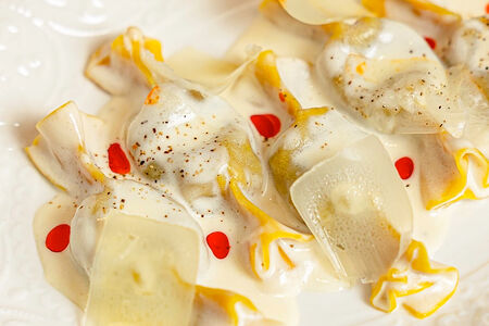 Равиоли с ягненком и сыром раклет