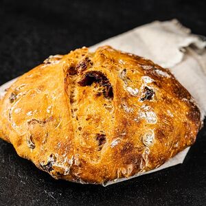 Хлеб с томатами и оливками