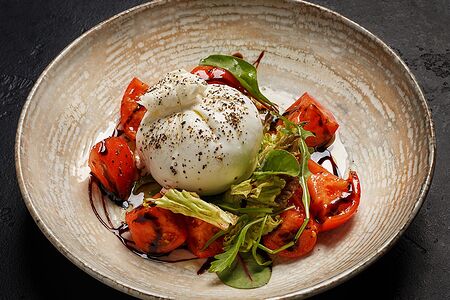 Салат Буррата с томатами