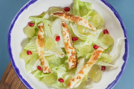 Салат с винoградом и жареным сулугуни