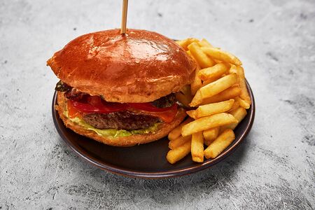 Бургер с котлетой из мраморной говядины