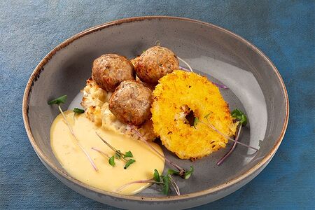 Фрикадельки из индейки с гратеном из цветной капусты и жареным ананасом