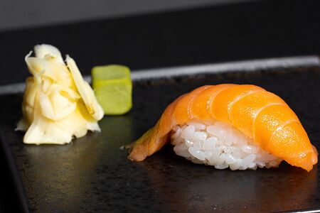 Суши с лососем