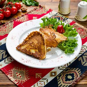 Сулугуни жареный с чесночным соусом