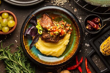 Томленая говяжья грудка с картофельным пюре