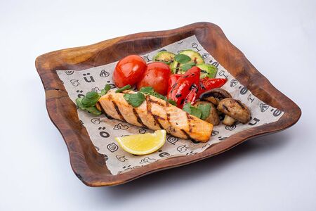 Лосось с овощами на гриле