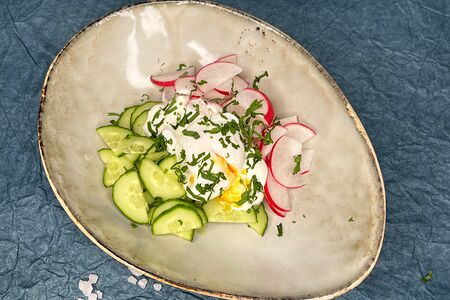 Свежий салат с яйцом пашот