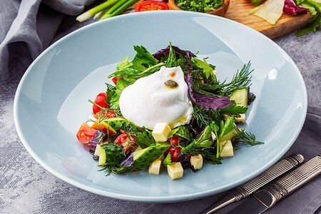 Салат с бакинскими травами и яйцом пашот