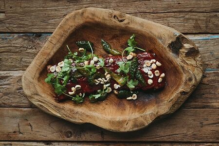 Свиные ребра, домашний барбекю, битые огурцы