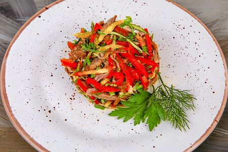 Салат с говядиной и овощами