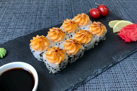 Запеченный с креветкой в кунжуте