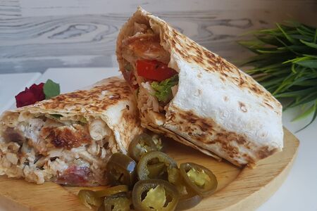 Шаверма в лаваше острая с халапеньо