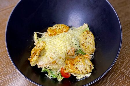 Салат Цезарь с курицей