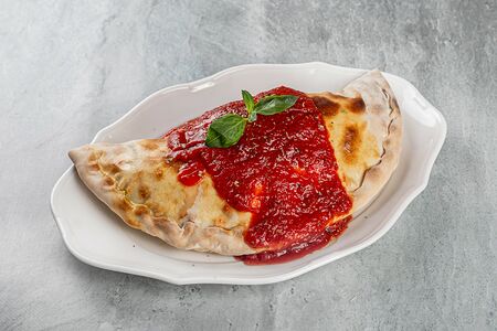 Кальцоне Четыре сыра с ветчиной