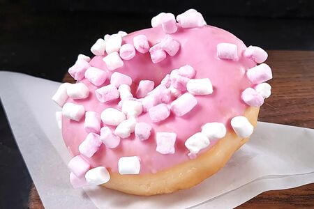 Пончик-донат c розовой глазурью и маршмеллоу