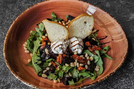Салат с рукколой, свеклой, кедровыми орешками и творожным сыром