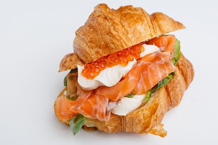 Круассан с лососем