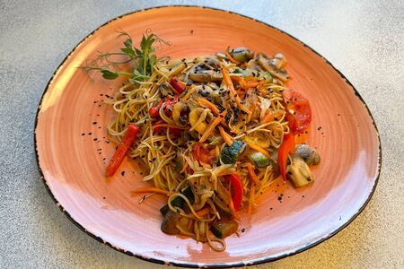 Вок овощной с лапшой и грибами веганский