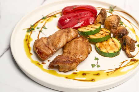 Куриные бедра с овощами гриль