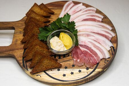 Сало с гренками