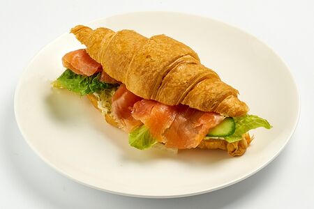 Круассан с лососем