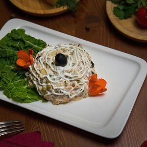 Салат Оливье с колбасой