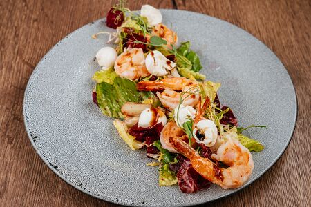 Салат с креветкой и свёклой