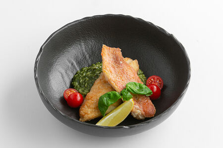 Филе морского окуня с зеленым ризотто