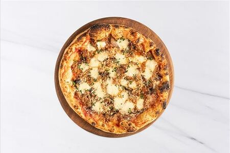 Пицца болоньезе с красным луком, халапеньо и томатным соусом