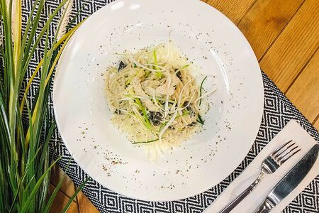 Паста с курицей и грибами в сливочном соусе