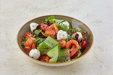 Салат с лососем и творожным сыром