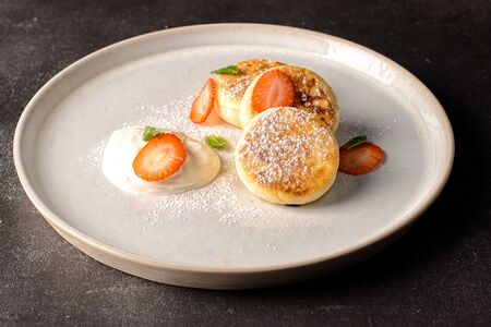 Сырники с клубничным соусом